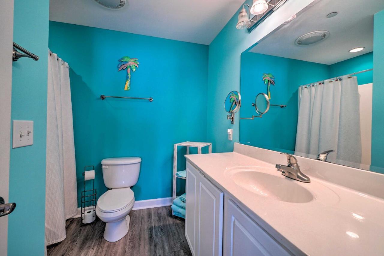 Ocean-View Oak Island Condo, 1 Block To Beach! المظهر الخارجي الصورة